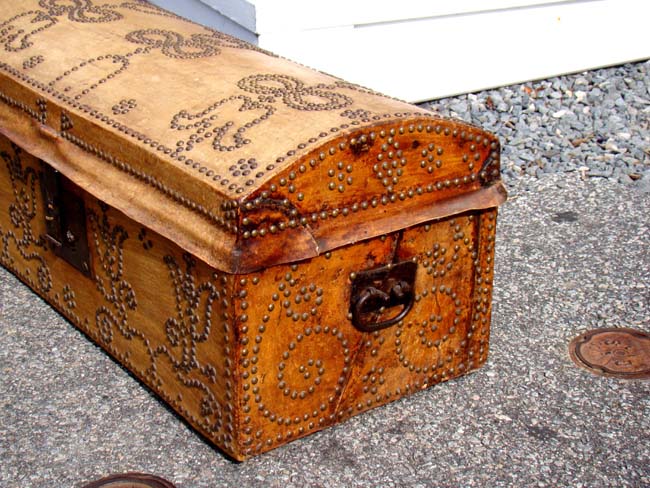 A fine and rare leather covered trunk with tulip motif decoration, probably Dutch circa 1750 — image 3